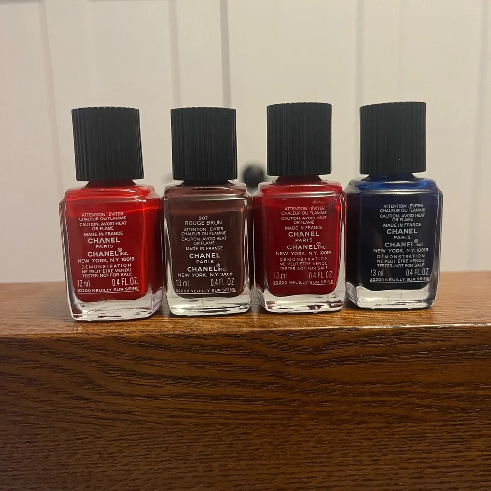 CHANEL Le Vernis Mini Nail Polish Set — Bright Red, Burgundy, Classic Red, Navy - Picture 2 of 2